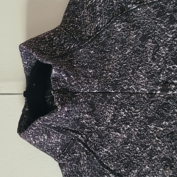 Lululemon Outrun The Elements Half Zip. Size 6. - Picture 6 of 9